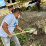 Durante Carnaval, vereador por Maceió coloca mão na massa e limpa terreno de terminal abandonado no Santos Dumont