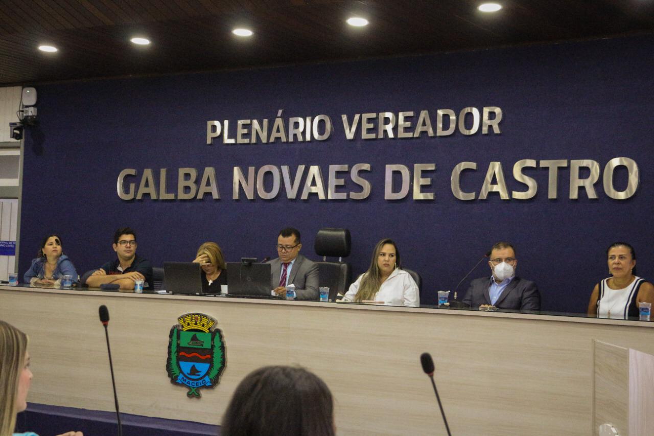 Você está visualizando atualmente Audiência pública na Câmara Municipal de Maceió aborda o desenvolvimento de políticas públicas educacionais voltadas para à educação bilíngue, libras e língua portuguesa