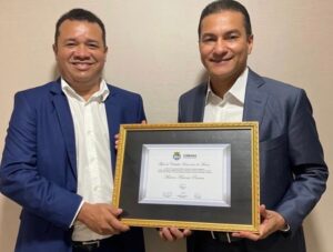 Leia mais sobre o artigo CÂMARA MUNICIPAL DE MACEIÓ POR AUTORIA DO VEREADOR<br>OLIVEIRA LIMA ENTREGA TÍTULO DE CIDADÃO HONORÁRIO PARA O<br>PRESIDENTE NACIONAL DO PARTIDO REPUBLICANOS MARCOS<br>PEREIRA