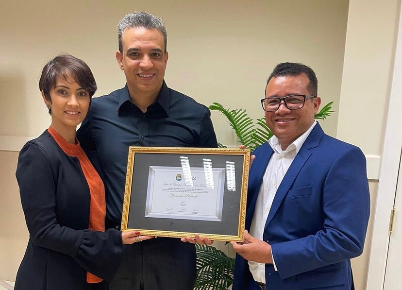 CÂMARA MUNICIPAL DE MACEIÓ POR AUTORIA DO VEREADOROLIVEIRA LIMA ENTREGA TÍTULO DE CIDADÃO HONORÁRIO PARA OBISPO ALESSANDRO PASCHOALL