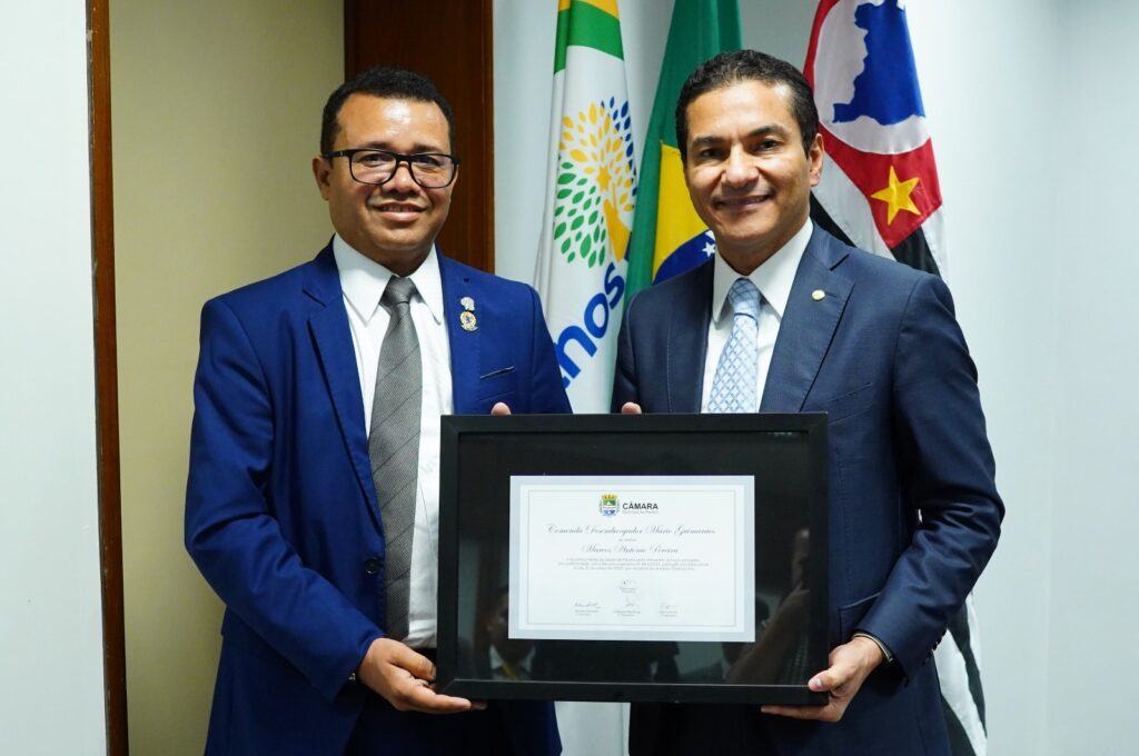 Vereador Pastor Oliveira entrega comenda Mário Guimarães ao vice-presidente da Câmara dos Deputados Marcos Pereira